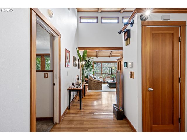 1867 Fircrest Dr, Eugene, OR 97403