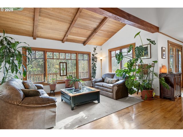 1867 Fircrest Dr, Eugene, OR 97403