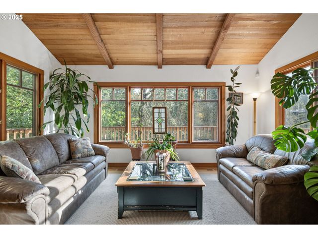 1867 Fircrest Dr, Eugene, OR 97403