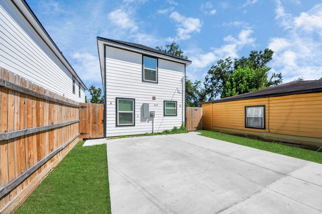 8125 Laura Koppe Road A, Houston, TX 77028