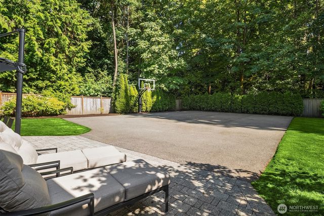8902 196th Street SW, Edmonds, WA 98026