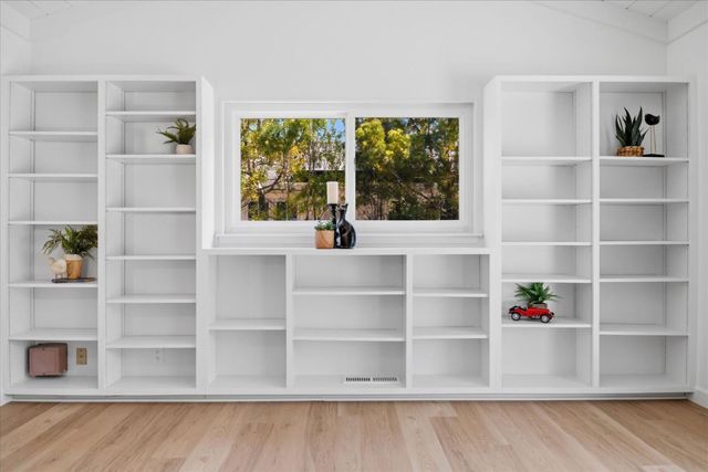 135 Pineview Lane, Menlo Park, CA 94025