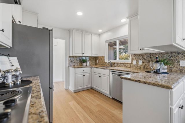 135 Pineview Lane, Menlo Park, CA 94025