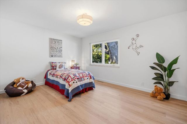 135 Pineview Lane, Menlo Park, CA 94025