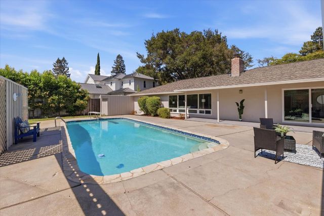 135 Pineview Lane, Menlo Park, CA 94025