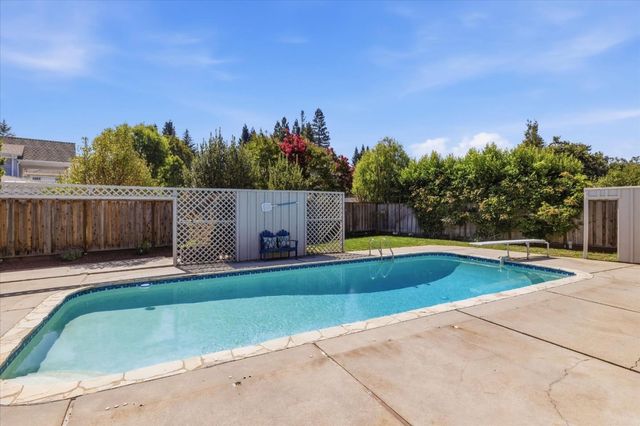 135 Pineview Lane, Menlo Park, CA 94025