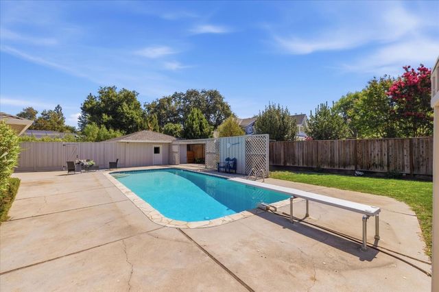 135 Pineview Lane, Menlo Park, CA 94025
