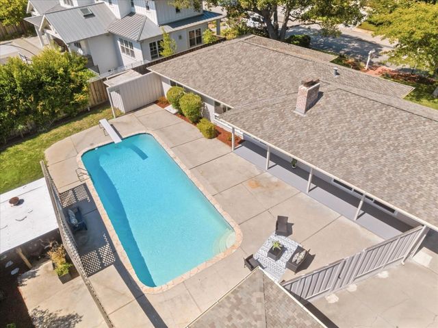135 Pineview Lane, Menlo Park, CA 94025