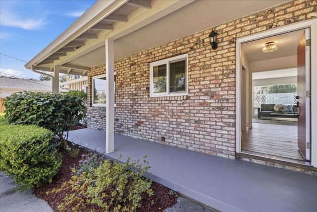 135 Pineview Lane, Menlo Park, CA 94025
