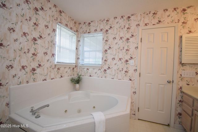 2916 Mulberry Lane E, Greenville, NC 27858