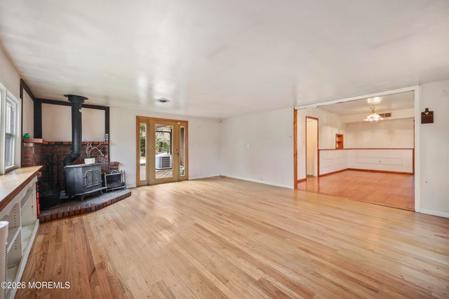 11 Anton Place, Aberdeen, NJ 07747