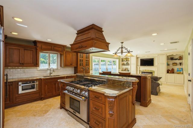 5 Blossom Street, Dix Hills, NY 11746