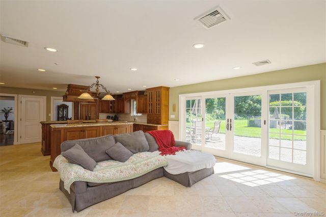 5 Blossom Street, Dix Hills, NY 11746