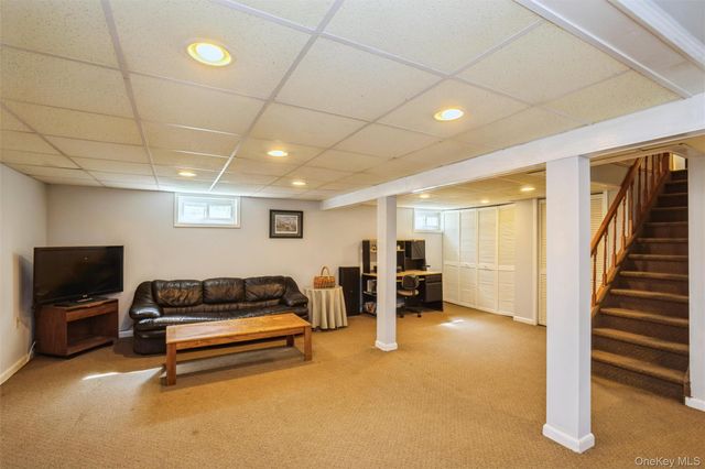 5 Blossom Street, Dix Hills, NY 11746