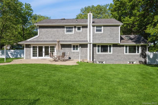 5 Blossom Street, Dix Hills, NY 11746