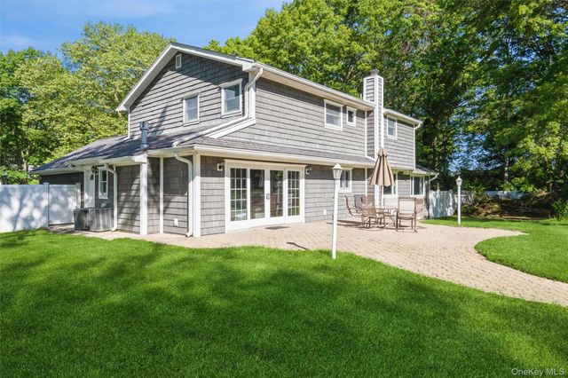 5 Blossom Street, Dix Hills, NY 11746