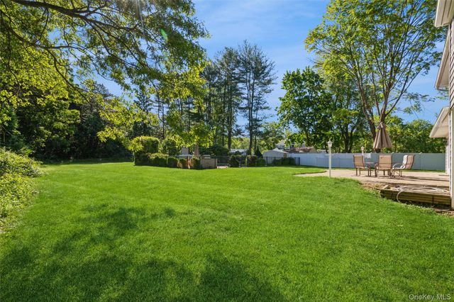 5 Blossom Street, Dix Hills, NY 11746