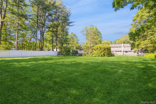 5 Blossom Street, Dix Hills, NY 11746