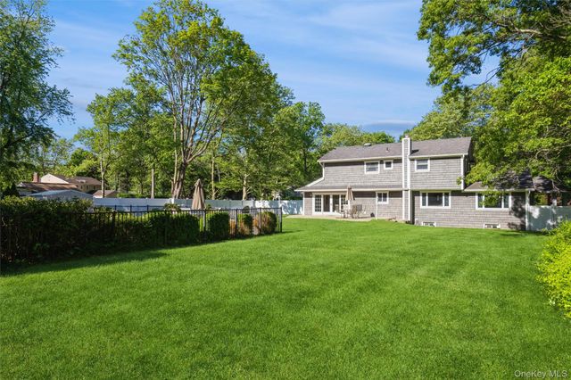 5 Blossom Street, Dix Hills, NY 11746