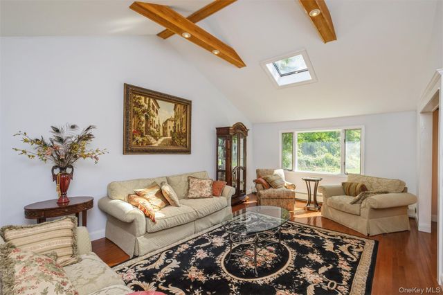 5 Blossom Street, Dix Hills, NY 11746