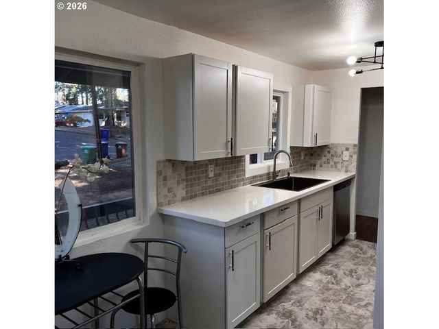 18630 Se YAMHILL Cir, Portland, OR 97233