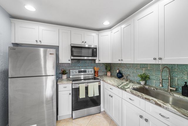 566 Saxony L, Delray Beach, FL 33446