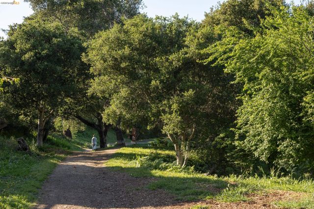 260 Grizzly Peak Blvd, Kensington, CA 94708