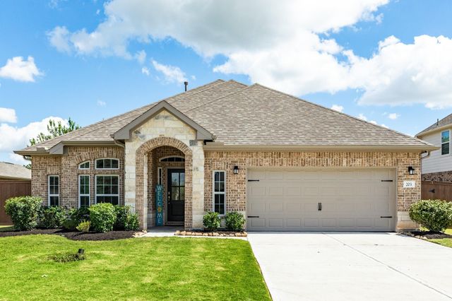 203 Bentwater Lane, Clute, TX 77531