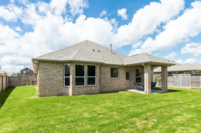 203 Bentwater Lane, Clute, TX 77531