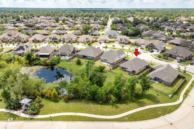 203 Bentwater Lane, Clute, TX 77531