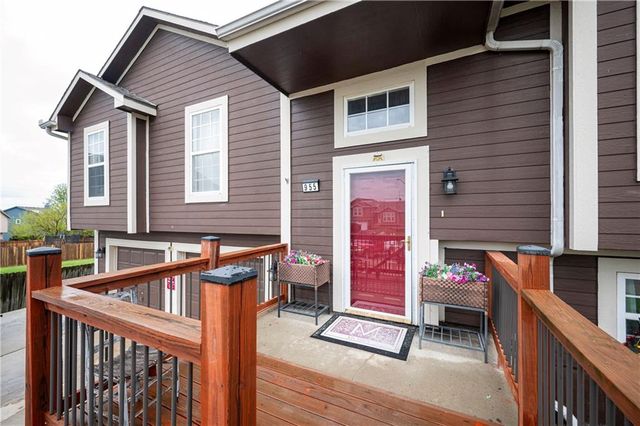 955 Stone Creek Circle, Gardner, KS 66030