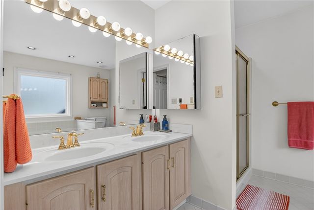 111 Ammons Dr, Peters Twp, PA 15317