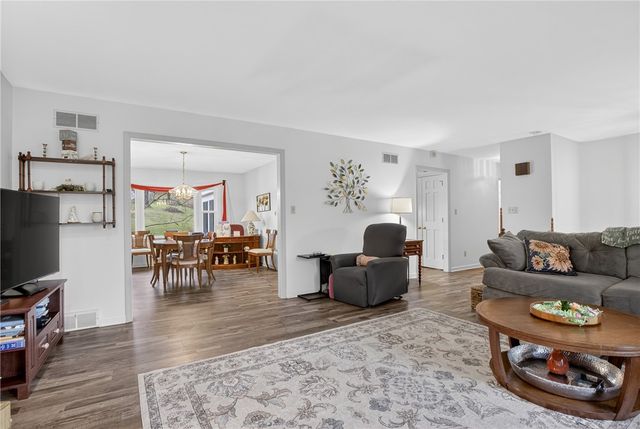 111 Ammons Dr, Peters Twp, PA 15317