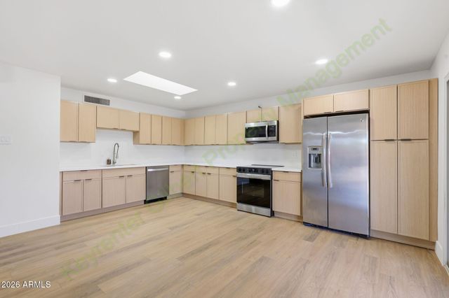8608 E WHITTON Avenue, Scottsdale, AZ 85251
