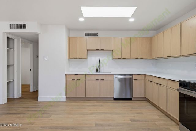 8608 E WHITTON Avenue, Scottsdale, AZ 85251