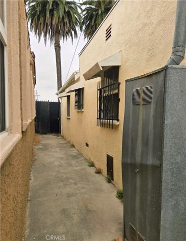 8216 S Van Ness Avenue, Los Angeles, CA 90047