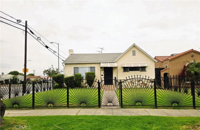 8216 S Van Ness Avenue, Los Angeles, CA 90047