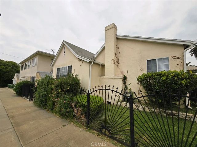 8216 S Van Ness Avenue, Los Angeles, CA 90047