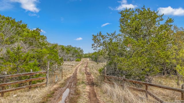 00 PR, Rocksprings, TX 78880