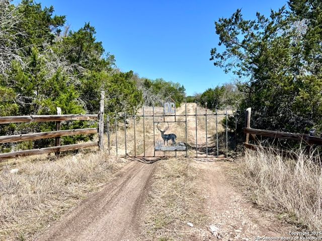 00 PR, Rocksprings, TX 78880