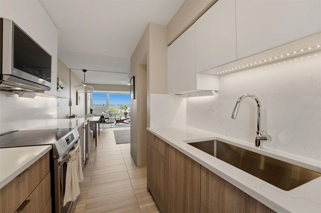 33 S GULFSTREAM AVENUE 704, Sarasota, FL 34236