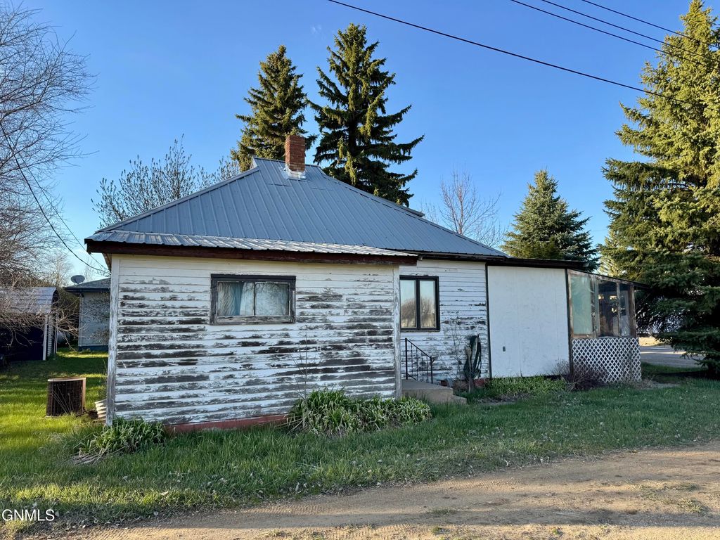 108 Montana Street, Carson, ND 58529 photo 2