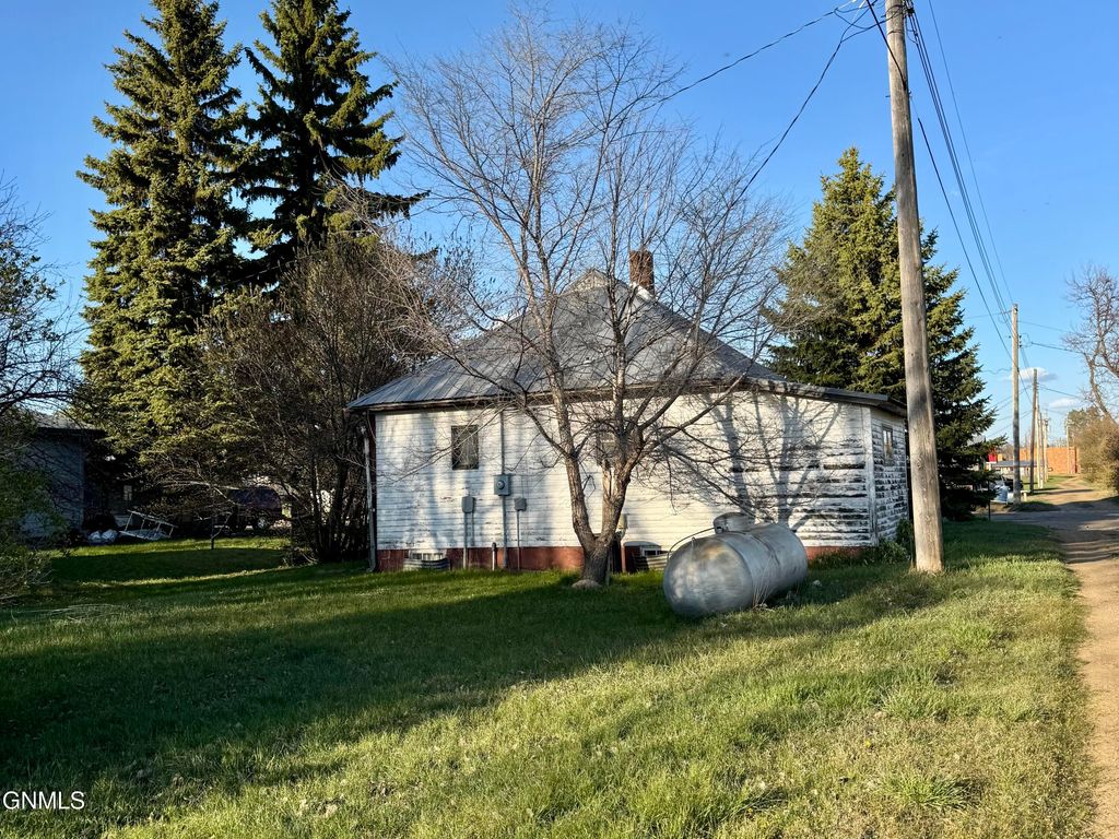 108 Montana Street, Carson, ND 58529 photo 3