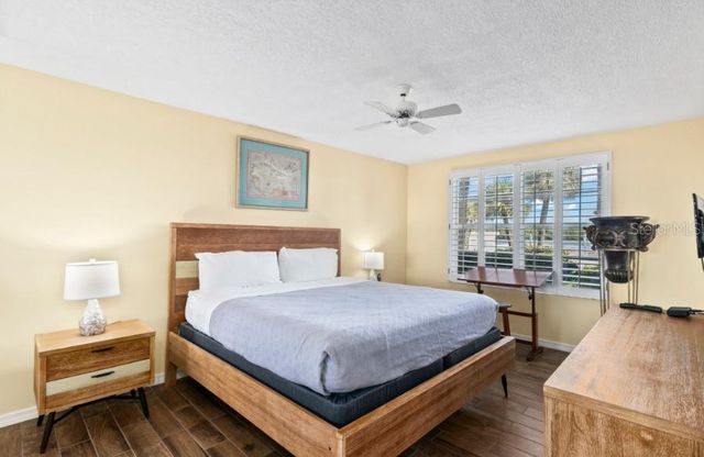 605 SUTTON PLACE 102, Longboat Key, FL 34228
