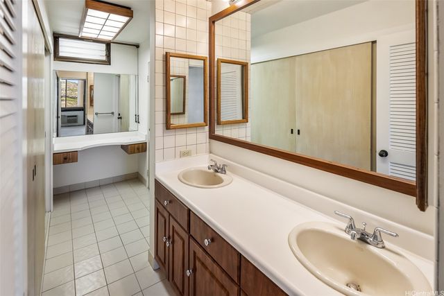 521 Hahaione Street 2-18K, Honolulu, HI 96825