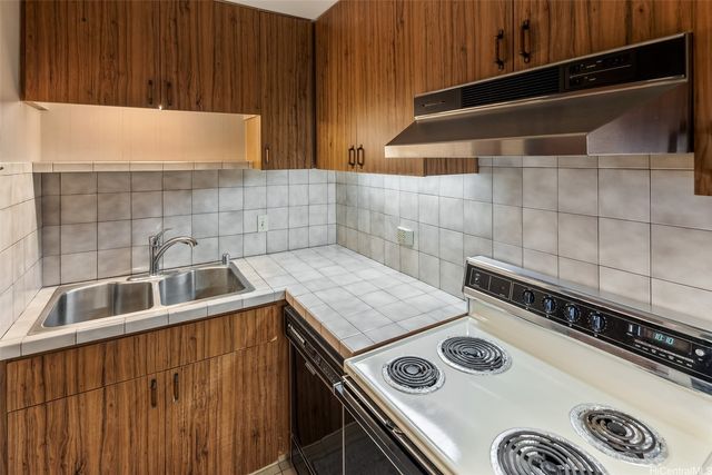 521 Hahaione Street 2-18K, Honolulu, HI 96825