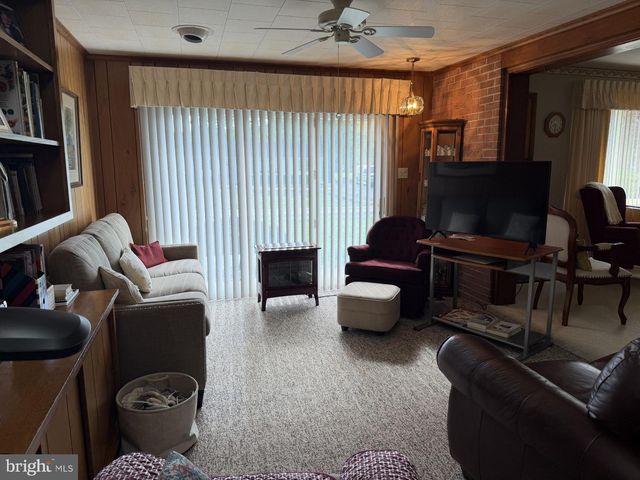 22157 HOLIDAY DR, Smithsburg, MD 21783
