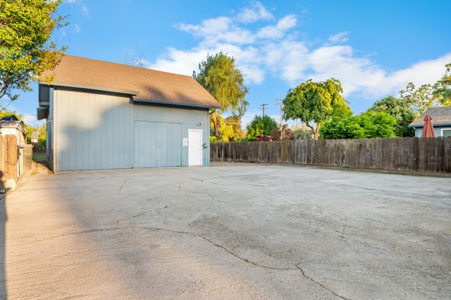 214 N Linwood Street, Visalia, CA 93291