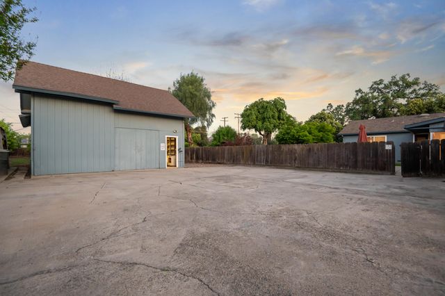 214 N Linwood Street, Visalia, CA 93291