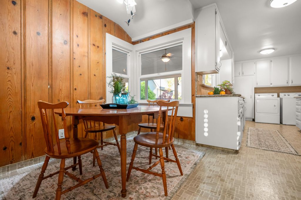 Image 15 of property listing at 214 N Linwood Street, Visalia, CA 93291